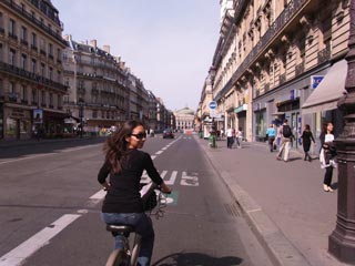 昨年の夏休み、パリオペラ座ガルニエ宮の大通りにて