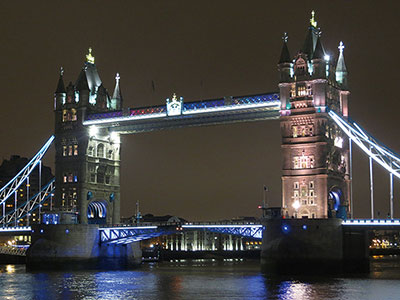 タワー・ブリッジは女王戴冠60年とロンドン五輪を記念して2012年にLED化