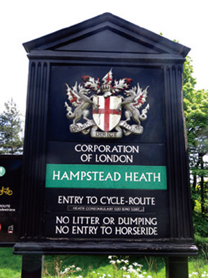 ハムステッド・ヒースの入口にはシティの紋章