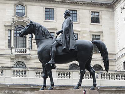 ウェリントン公爵の騎馬像は4つの足が地につく