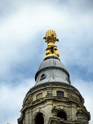 聖ポール大聖堂の西塔の頂にパイナップル