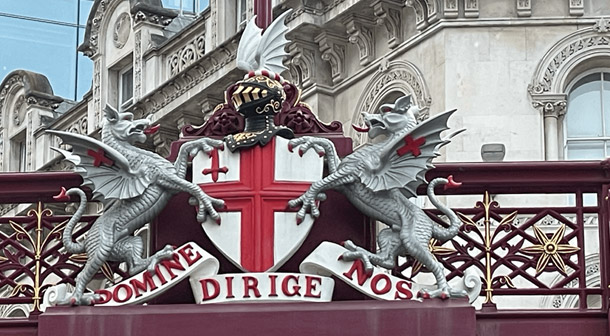 シティの紋章を支えるドラゴン