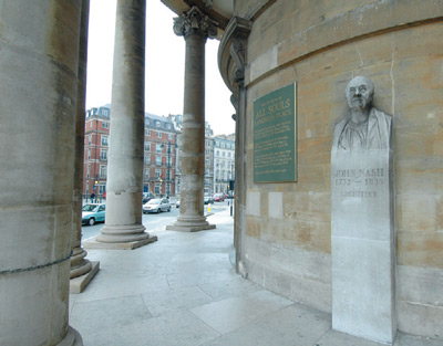 オール・ソールズ教会の前にあるジョン・ナッシュの銅像