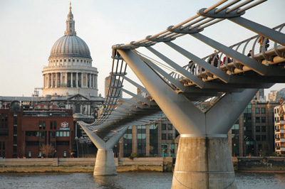 ロンドンのミレニアム・ブリッジとアーチ形のゲイツヘッド・ミレニアム・ブリッジ