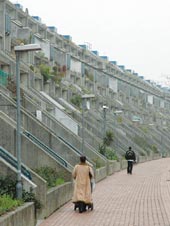 ダムのような社会住宅が並ぶアレクサンドラ・ロード