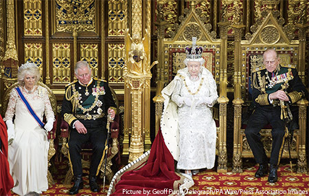 国会開会式に出席したエリザベス女王とチャールズ皇太子