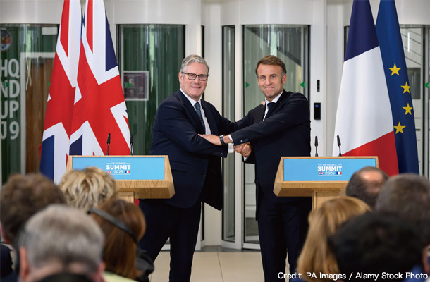 共同記者会見のスターマー首相（写真左）とフランスのエマニュエル・マクロン大統領（同右）