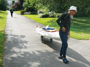 カヌーを運ぶ