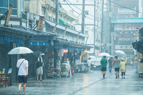 「雨の日の浅草」