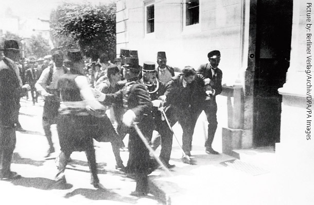 逮捕されるセルビア人男性