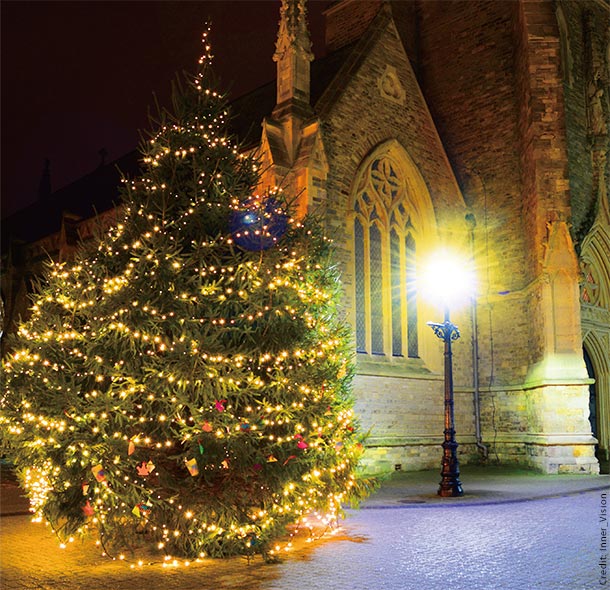 英南部ワイト島にあるイングランド国教会の聖トマス教会とクリスマス・ツリー