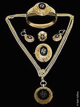 1850年製のバングル、指輪、イヤリング、ブローチ、懐中時計付きペンダントのモーニング・ジュエリー。15カラットゴールドにブラック・エナメル、ダイヤモンドと大変豪華な仕様だ