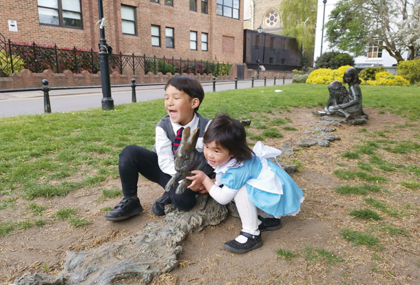 「白ウサギ捕まえたよ!」渡辺 澪さん（4歳）