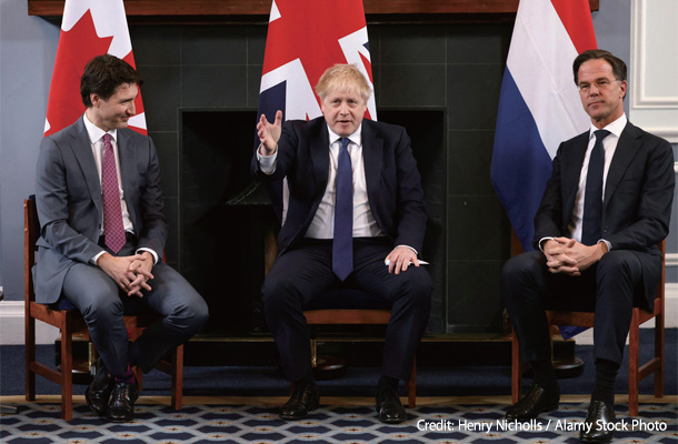 ウクライナ情勢についてカナダのトルドー首相（写真左）、オランダのルッテ首相（写真右）と会見するジョンソン首相（同中央）