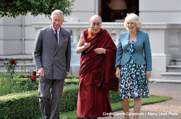 2012年6月、クラレンス・ハウスにダライ・ラマ14世（写真中央）を迎えたチャールズとカミラ