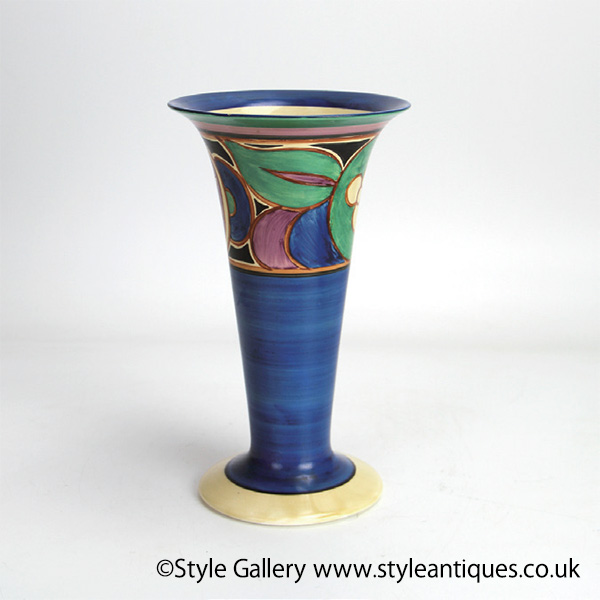 「スライス・フルーツ」パターンの花瓶（1930年ごろ）。暖色系の多い「Bizarre」の中ではかなり珍しく、青色を基調としている