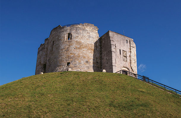 英北部ヨークにあるクリフォーズ・タワー（Clifford's Tower）は、1068年に木造の天守閣が造られ、13世紀に現在の石造りのものになった