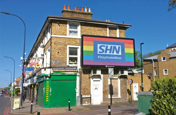 新型コロナウイルスが猛威を振るっていた2020年4月、NHSの文字を入れ替え「SHN」（Stay Home Now）というロゴの知名度を利用した広告が作られた