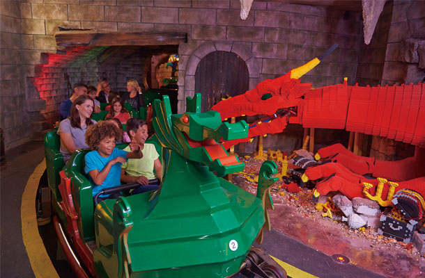 「ザ・ドラゴン」（The Dragon）はレゴ®・モデルを鑑賞後、一気に屋外を駆け抜ける緩急のあるジェットコースターだ
