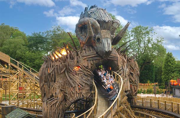 Alton Towers Resortにある、古代ドルイド教の人身御供の儀式として木で作られた像が燃やされるウィッカーマンをテーマにした「ウィッカーマン」。乗り物の周辺に散りばめられたルーン文字はこのために独自に開発したという徹底した作り込みで、本物の火が焚かれた像に向かって疾走する人気のアトラクションだ