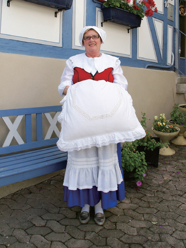 「ホレおばさん」が住むマイスナー山地で祭になると現れるフラウ・ホレ