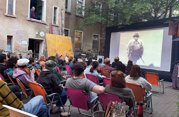 旧日本の家の裏側スペースでは、映画の上映会なども行われた