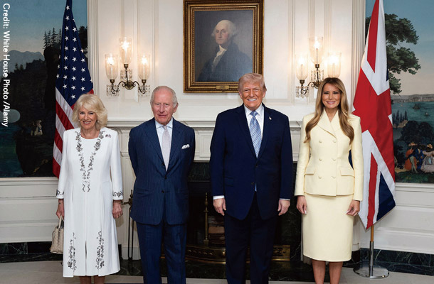 ホワイトハウスで、カミラ王妃、チャールズ英国国王、トランプ大統領、メラニア大統領夫人が横一列に並んでいる