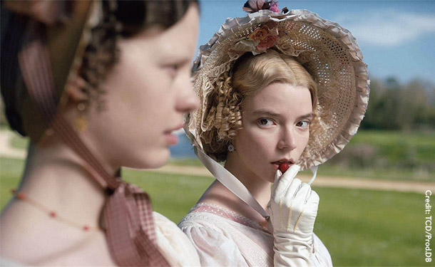 2020年作品「EMMA エマ」で主演を演じたアニャ・テイラー＝ジョイ（右）