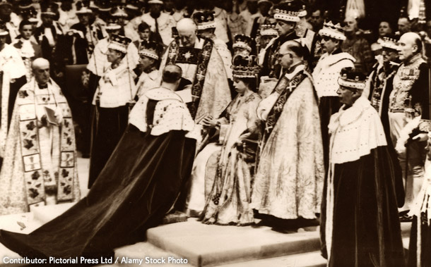 セピアカラーの写真。	1953年、ウェストミンスター寺院での戴冠式の様子